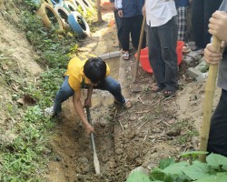 Học sinh trường PTDTBT THCS Keo Lôm dọn vệ sinh chuẩn bị Lễ tổng kết năm học.