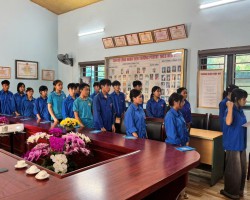 Học sinh trường PTDTBT THCS Keo Lôm dọn vệ sinh chuẩn bị Lễ tổng kết năm học.