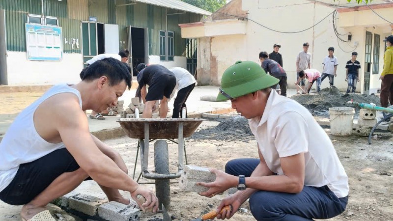Học sinh trường PTDTBT THCS Keo Lôm dọn vệ sinh chuẩn bị Lễ tổng kết năm học.