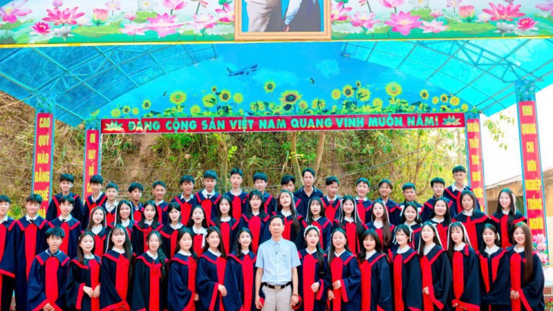 Học sinh trường PTDTBT THCS Keo Lôm dọn vệ sinh chuẩn bị Lễ tổng kết năm học.
