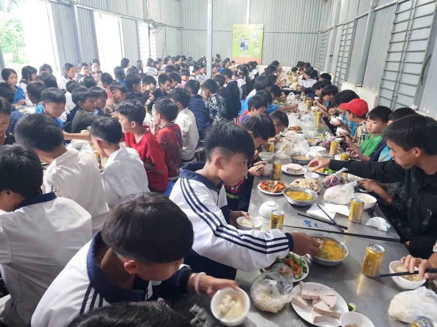 Trường PTDTBT THCS Keo Lôm tổ chức bữa ăn cuối năm cho các em
